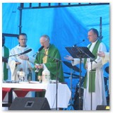 18 Mass is celebrated in Flancare Park